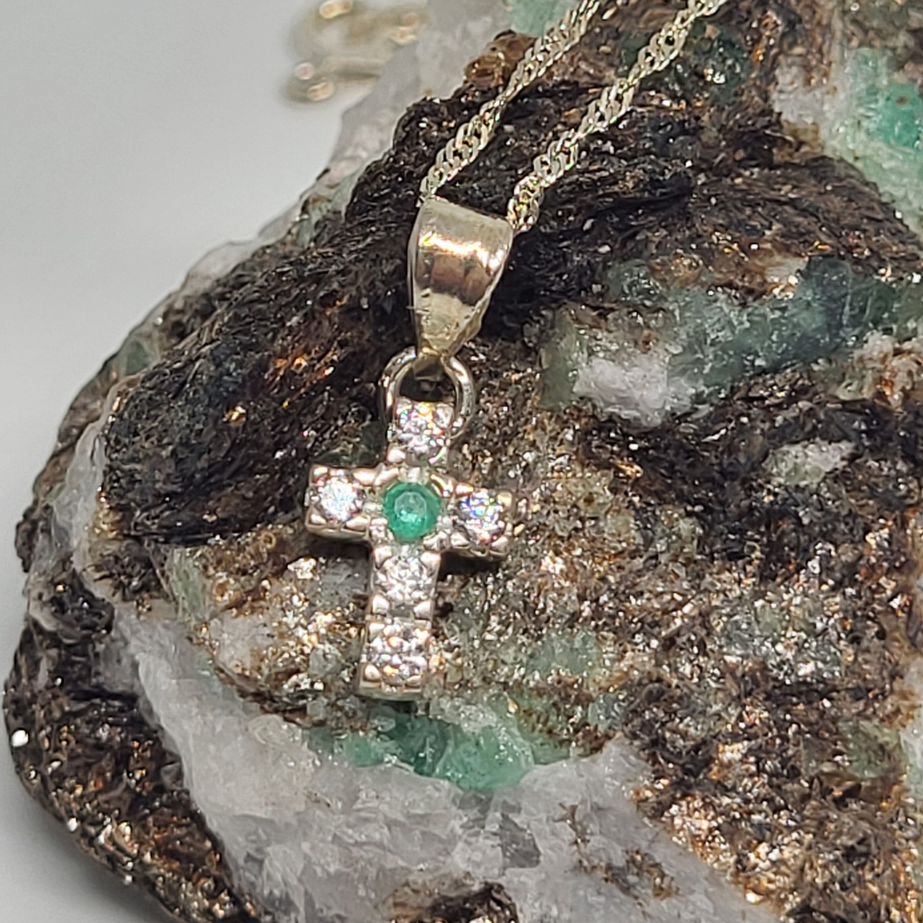 Elegant Silver Cross Pendant Necklac With Emerald Natural Pendant 30$